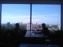 Bersantai di Roof Top Batiqa Hotel Surabaya (dok. pribadi)