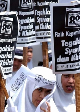 Aktivis HTI melakukan aksi di Jakarta pada 2004 lalu./BBC.com/Indonesia