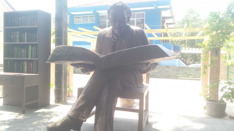 Patung Multatuli sedang membaca| Dokpri