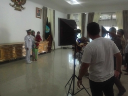 Bupati Bangka Mulkan lakukan sesi foto di rumah dinas Bupati Bangka di Sungailiat usai pelantikan (dokpri) 