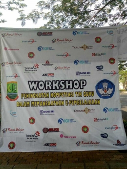 Photo Booth Berisi Logo-logo Sponsor Workshop e-Learning Karawang (Dok. Panitia)