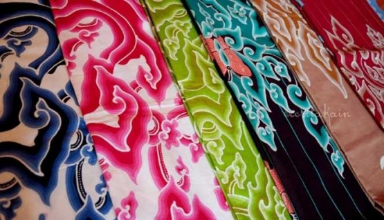 Aneka warna batik motif Mega Mendung yang mempesona (Foto : cireboncinnamon.com)