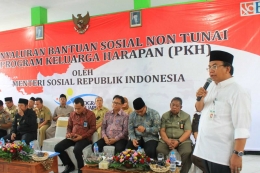 Dirjen Linjamsos Harry Hikmat dalam Penyaluran Bantuan Sosial PKH di Sidoarjo, doc: PKH Waru Sidoarjo
