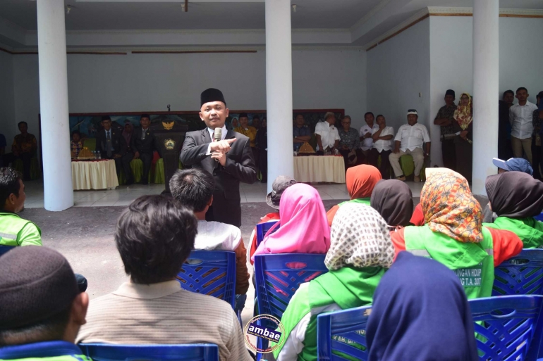Ilham Azikin beri pengarahan pada Satgas Kebersihan Bantaeng (29/09/2018).