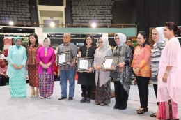 Lies (ke-4 dari kanan) terima penghargaan dari Dekranasda pada pameran Kriyanusa 2018 di Jakarta (30/09/2018).