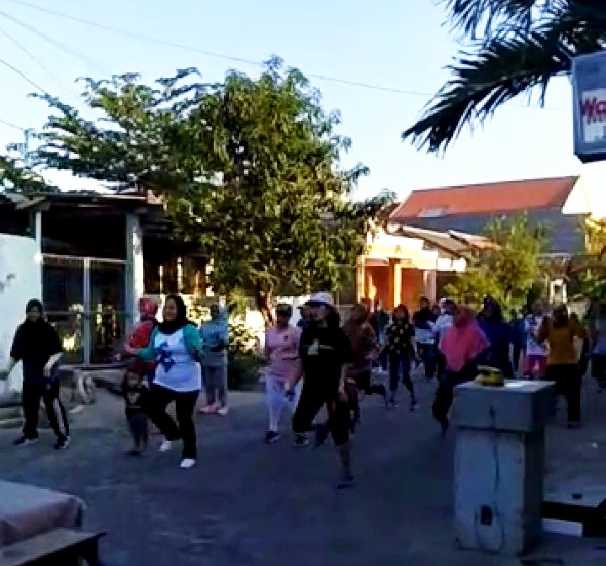 Caleg NasDem Kabupaten Gresik senam aerobik dengan warga ; dokpri
