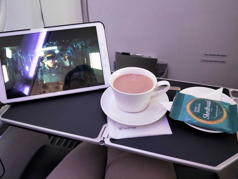 Tablet untuk menonton film, minuman coklat dan kue kering