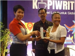 Ni Luh Ary Pertami Djelantik menerima plakat dari Kepala JNE Denpasar. Ibu Alit Septiniwati / dokpri