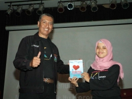 J. Haryadi (kiri) bersama Sri Maria (kanan), peluncuran Antologi Cerpen-Bandung Love Story, Foto : J.Krisnomo (30/09/18)
