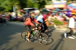 Pesepeda melihtas di Jl. Dago