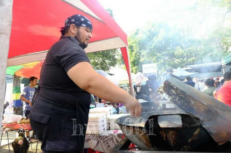 Penjual tahu Sumedang di kawasan CFR Jalan Dago, seperti atlet MMA (Dok. Pribadi)