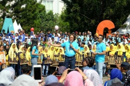 Pemusik Purwa Caraka (biru / tengah) di tengah penonton dan siswa SD dari Bandung, di Taman Cikapayang. (Dok. Pribadi)