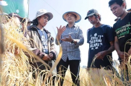 Bupati Bantaeng (tengah) diskusi dengan petani di Desa Rappoa, Bantaeng (01/10/2018). dok pribadi