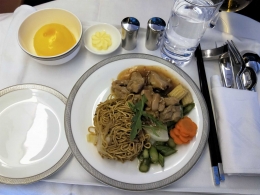 Makanan di kabin first class berupa ayam rebus dengan sayuran dan mie (Dokumentasi Pribadi)