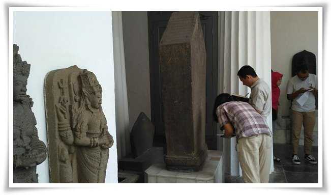 Beberapa peserta Sinau Aksara dan Bedah Prasasti sedang mencari prasasti dari masa Raja Airlangga (Foto: KPBMI)