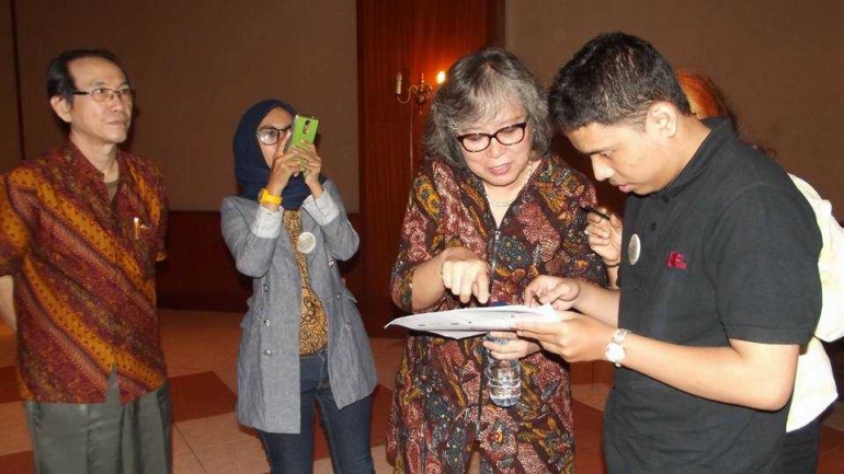 Ibu Ninie sedang memberi bimbingan kepada seorang peserta (Foto: KPBMI)