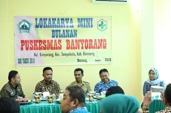 Ilham Azikin(kedua dari kiri) membuka Lokakara Mini Bulanan Puskesmas Banyorang (02/10/2018).