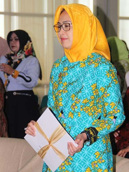 Walikota Tangsel Airin Rachmi Diany dengan salah satu karya Batik Tangsel. (Foto: Gapey Sandy)