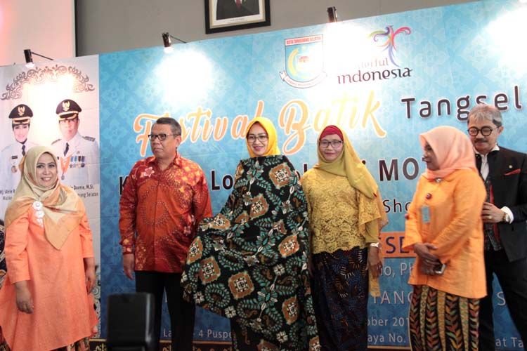 Walikota Tangsel Airin Rachmi Diany menerima cindera mata kain Batik Tangsel dari pembatik Tangsel. (Foto: Gapey Sandy)
