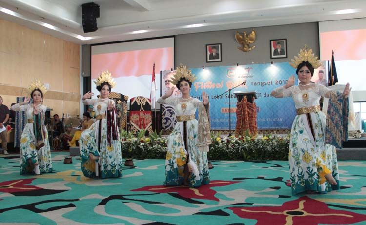 Tari Rampak Batik membuka acara Festival Batik Tangsel 2018, pada Hari Batik Nasional 2 Oktober 2018. (Foto: Gapey Sandy)