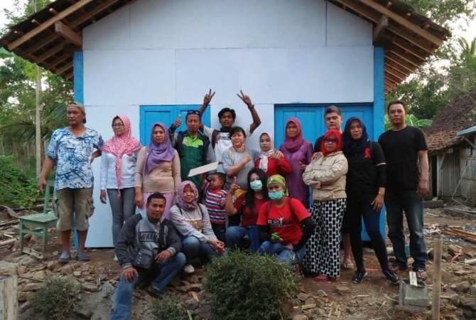 Relawan di depan rumah yang baru dibangun (foto: dok pri)