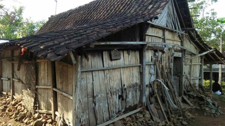 Rumah mbah Yahmi sebelum dibedah (foto: dok pri)