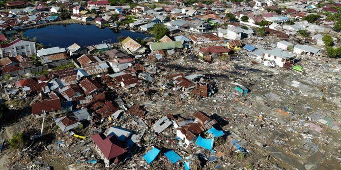 Kerusakan akibat gempa dan tsunami di Pelabuhan Wani 2, Kecamatan Tanatopea, Kabupaten Donggala, Sulawesi Tengah, Selasa (2/10/2018). Gempa yang terjadi di Palu dan Donggala mengakibatkan 925 orang meninggal dunia dan 65.733 bangunan rusak.(KOMPAS.COM/KRISTIANTO PURNOMO)
