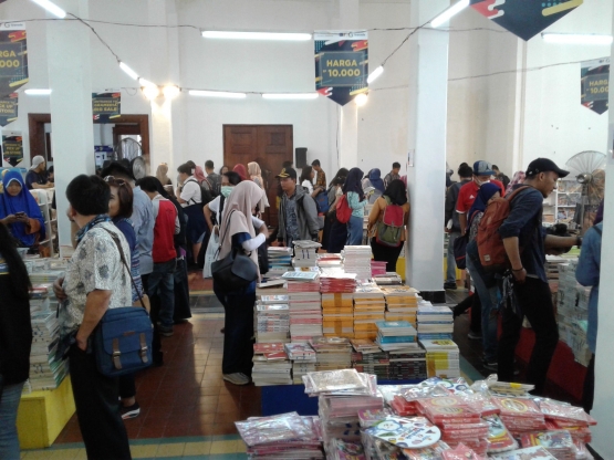 ramainya pengunjung di bazar buku the readers fest (sumber dokumentasi adica)