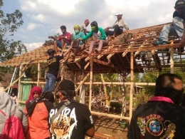 Relawan wanita pun ikut naik ke atap (foto: dok pri)