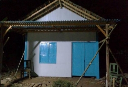 Rumah mbah Yahmi usai dibedah tadi malam (foto: dok pri)