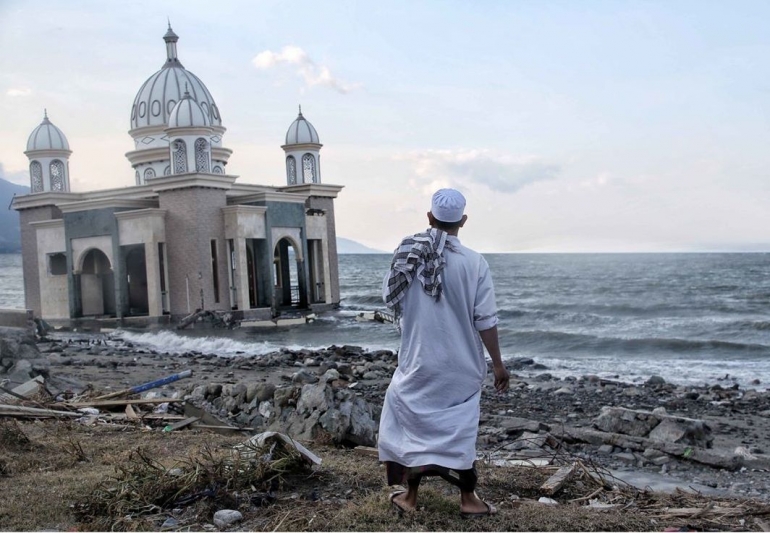 Masjid Apung di Palu setelah terjadi gempa dan Tsunami dan Gempa beberapa hari lalu || Sumber gambar: Detikdotcom