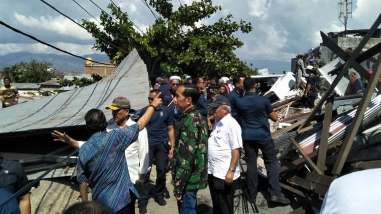 Presiden Joko Widodo (Jokowi) meninjau lokasi gempa di Perumahan Balaroa, Palu, pada Minggu (30/9/2018). (Septian Deny/Liputan6.com)