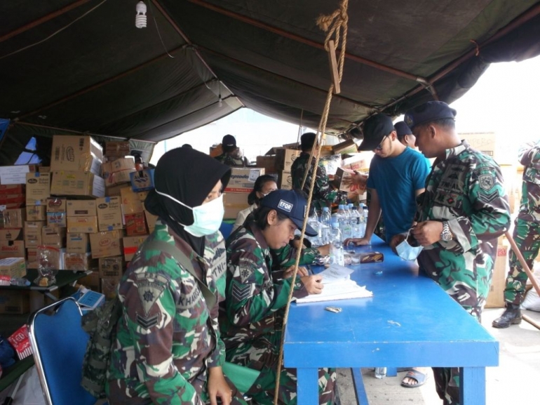 Personel Lanal Banjarmasin layani penyaluran bantuan untuk Palu dan Donggala di Pelabuhan Trisakti Banjarmasin