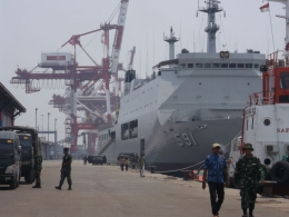 KRI Surabaya 591 bersandar di Dermaga 100 Pelabuhan Trisakti Banjarmasin untuk angkut bantuan dan personel TNI