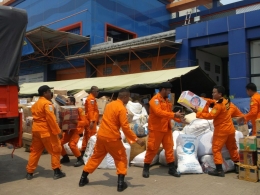  Proses angkut bantuan juga dibantu pihak Basarnas Banjarmasin dan relawan lainnya
