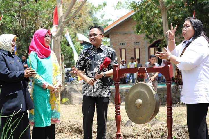 Ilham Azikin (kedua dari kanan) didampingi Sri Dewi Yanti canangkan Kampung KB Desa Layoa (04/10/2018).