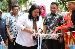 Rini Riatika didampingi Ilham Azikin (kanan) gunting pita pada peresmian Rumah Dataku di Kaloling, Bantaeng (03/10/2018).