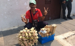 Pak Suparman & Mainan Anak-anak yang dijualnya (Foto : @kaekaha)