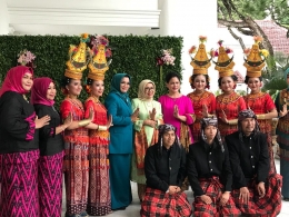 Penari SulSel foto bersama Ketua PKK SulSel di Istana Bogor (03/10/2018).