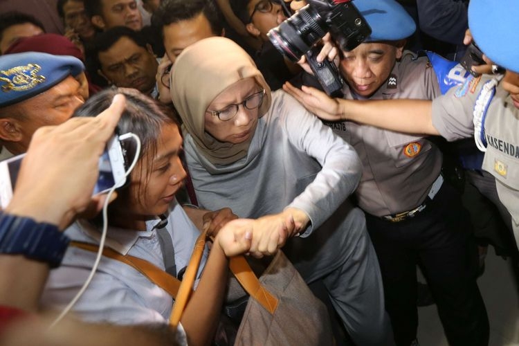 Mantan anggota Tim Kampanye Prabowo-Sandiaga Ratna Sarumpaet digelandang ke Mapolda Metro Jaya, Jakarta Selatan, Kamis (4/10/2018) malam. Ia diamankan di Bandara Soekarno Hatta, Tangerang.