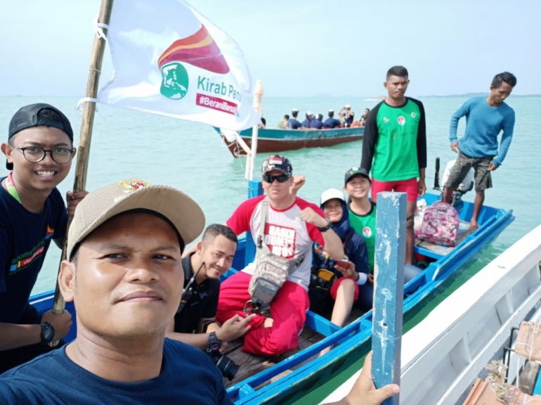 Lurah Matras Farid Al Kindi bersama peserta Kirab Pemuda Nasional di Pantai Turun Aban Sungailiat (dokpri)