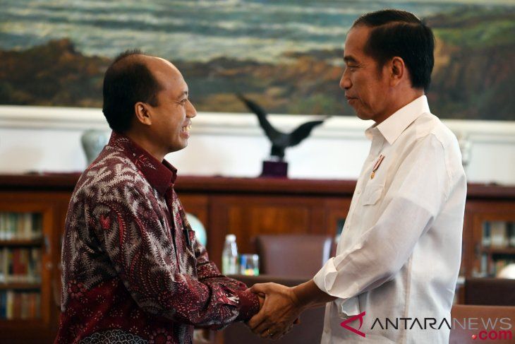 Sutopo Bersalaman dengan Jokowi/AntaraNews.com