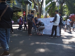 Sekelompok mahasiswa yang melakukan aksi penggalangan dana peduli gempa Sulteng disalah satu tempat keramaian umum (Dok. Pribadi)