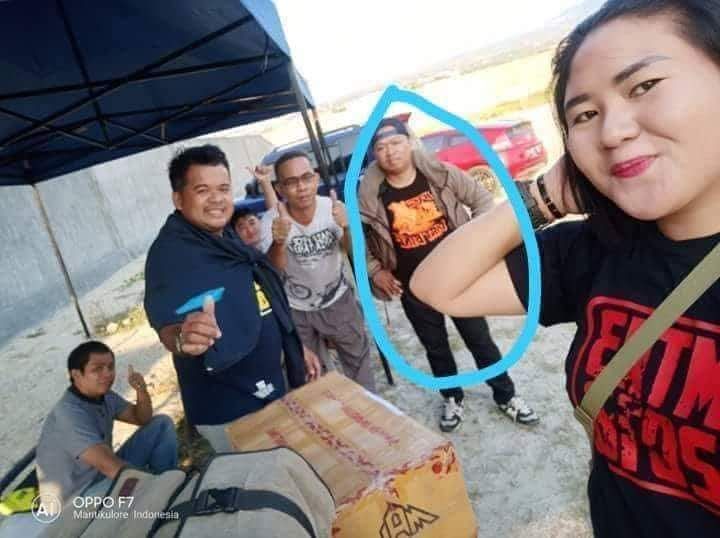 Muh Aksar bersama crosser Makassar. Setelah gempa Aksar menghilang, hanya kaos yang dikenakan saat berfoto ditemukan di lokasi bencana (foto FB Aksar)