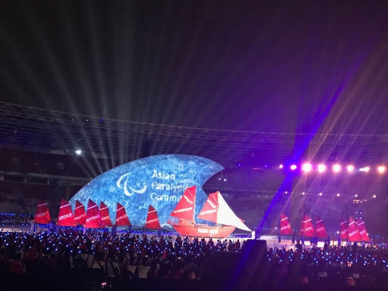 Foto upacara pembukaan Asian Para Games 2018. Dokumen dibagikan oleh teman.