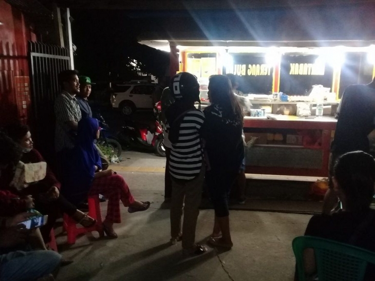 Pembeli martabak Sultan antri di kawasan jalan Kiai Maja kota Palu (Dok. pribadi)