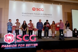 Para pembicara dalam acara SCG Investment Forum 2018 pose bersama Country Director SCG Indonesia Nantapong Chantrakul (tengah). Sumber, dokumentasi pribadi