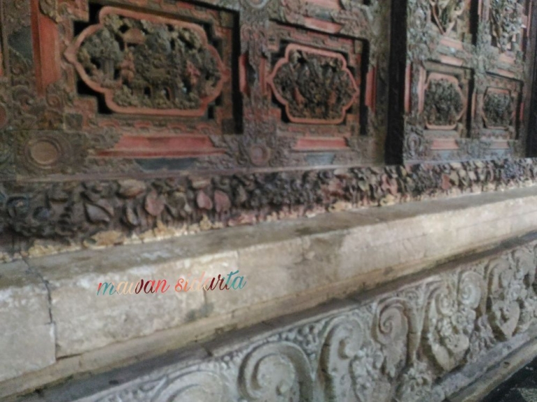 Ukiran dengan ornamen menarik yang menghiasi cungkup makam Sunan Giri (dok.pri)
