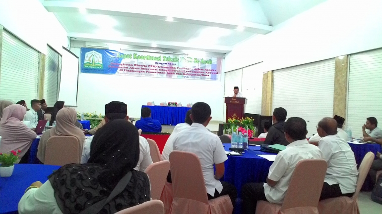 Gambar 1, Bupati Aceh Tengah diwakili Asisten III, membuka acara Rakornis PPID Aceh (Doc. FMT)