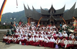 Berkumpul Dihalaman Rumah Gadang Pagaruyuang (Dokpri)